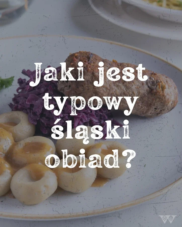 Rolada, kluski śląskie i modra kapusta