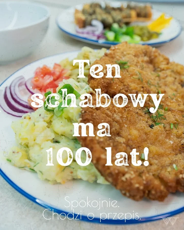 Schabowy Szynku z puree ziemniaczanym, czerwoną cebulą i pomidorem